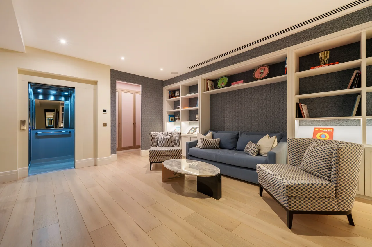5-bedroom villa in El Madroñal with private garden and gated community — image 45