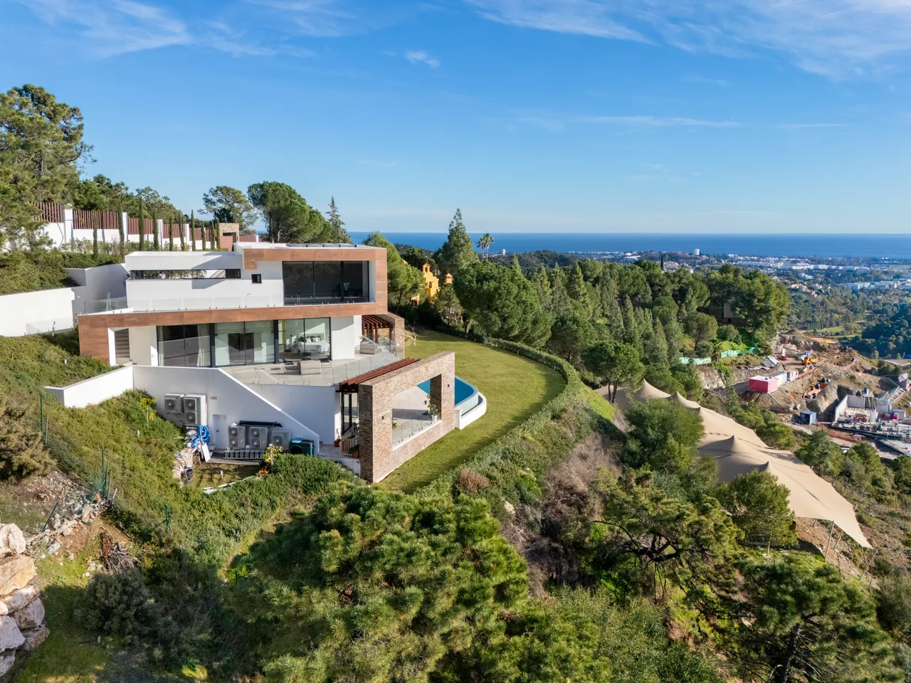 5-bedroom villa in El Madroñal with private garden and gated community — image 46