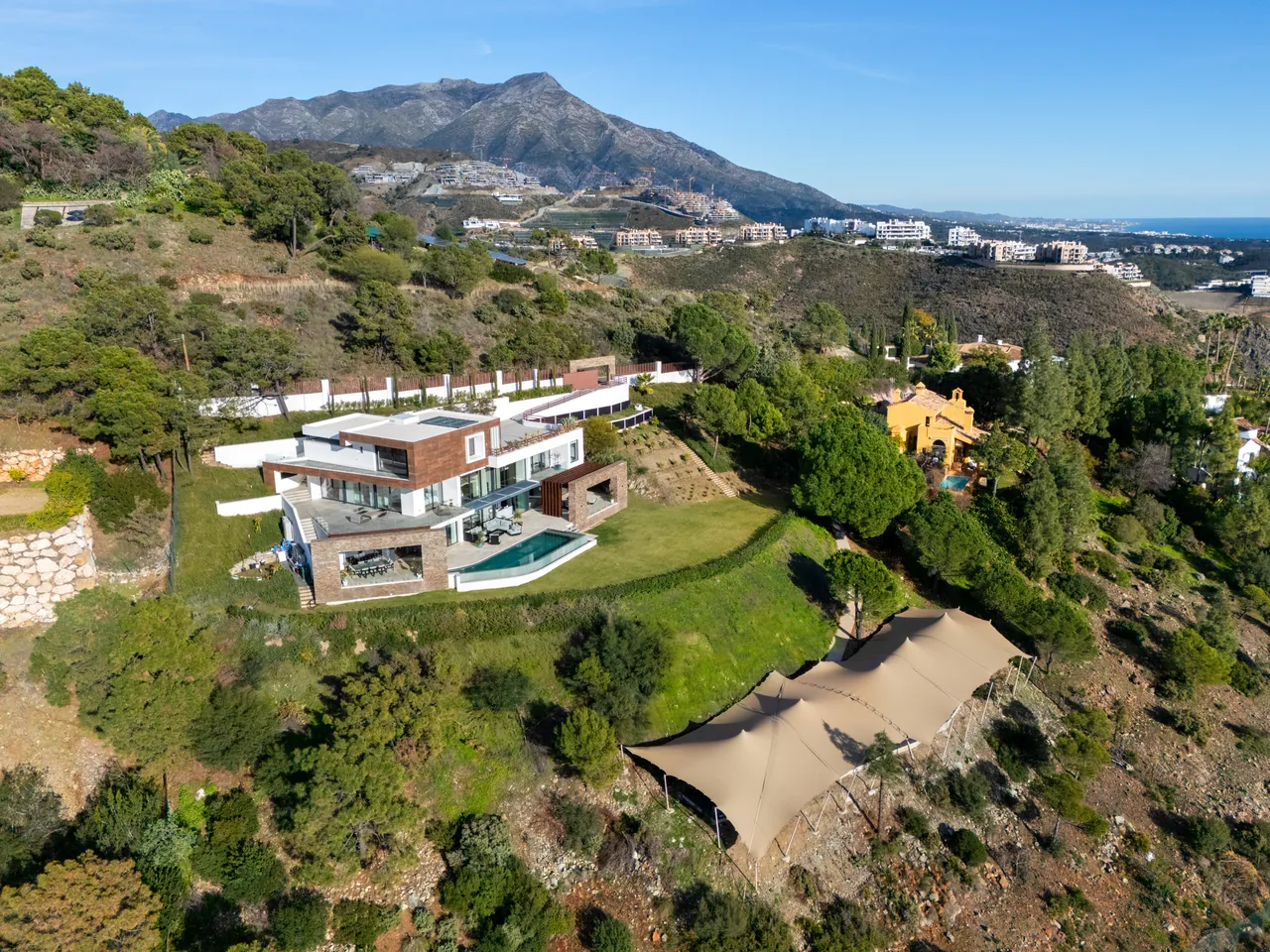 5-bedroom villa in El Madroñal with private garden and gated community — image 47