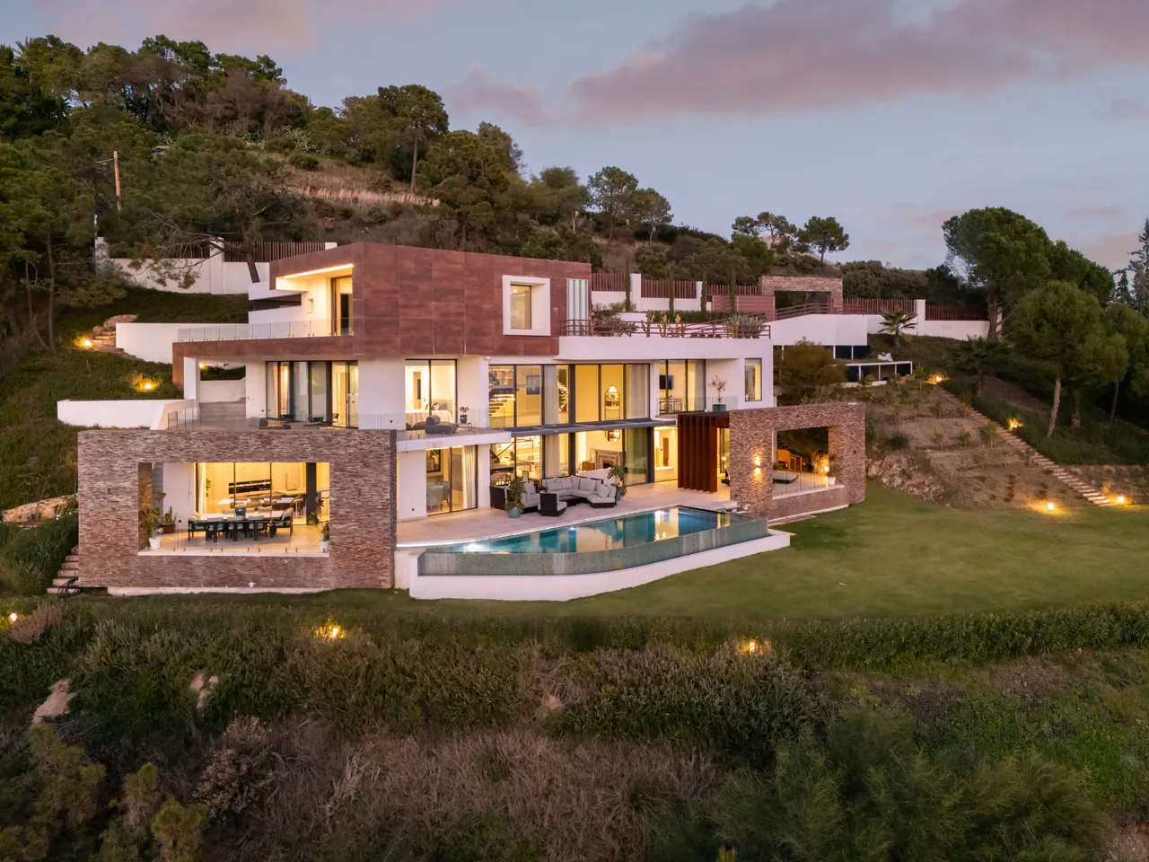5-bedroom villa in El Madroñal with private garden and gated community — image 48