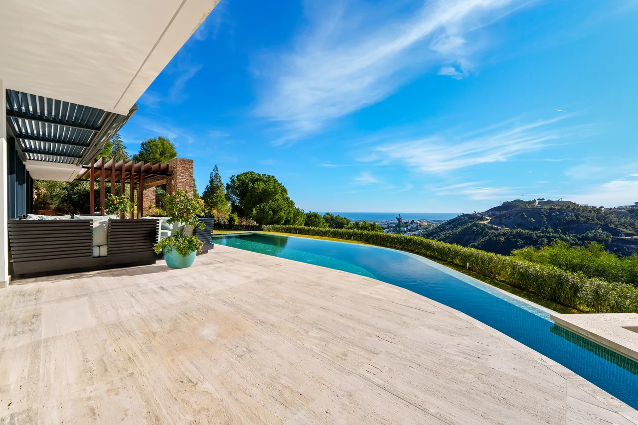 5-bedroom villa in El Madroñal with private garden and gated community — image 49