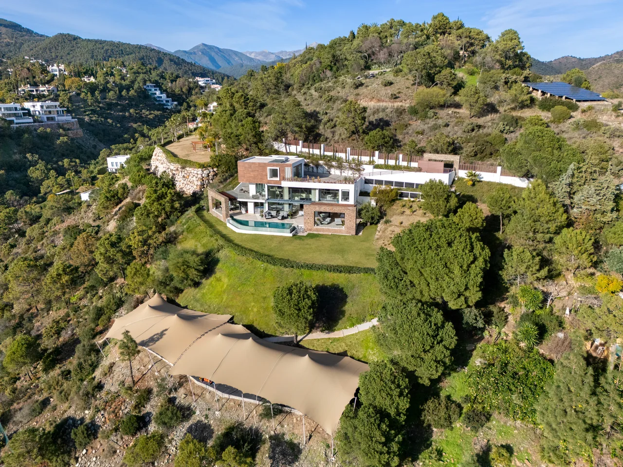 5-bedroom villa in El Madroñal with private garden and gated community