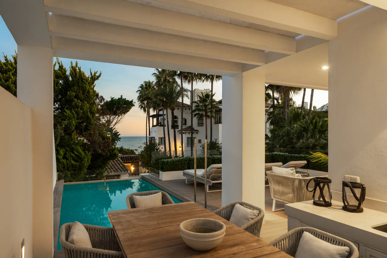 4-bedroom semi-detached villa in Puente Romano with private pool and private garden — image 2
