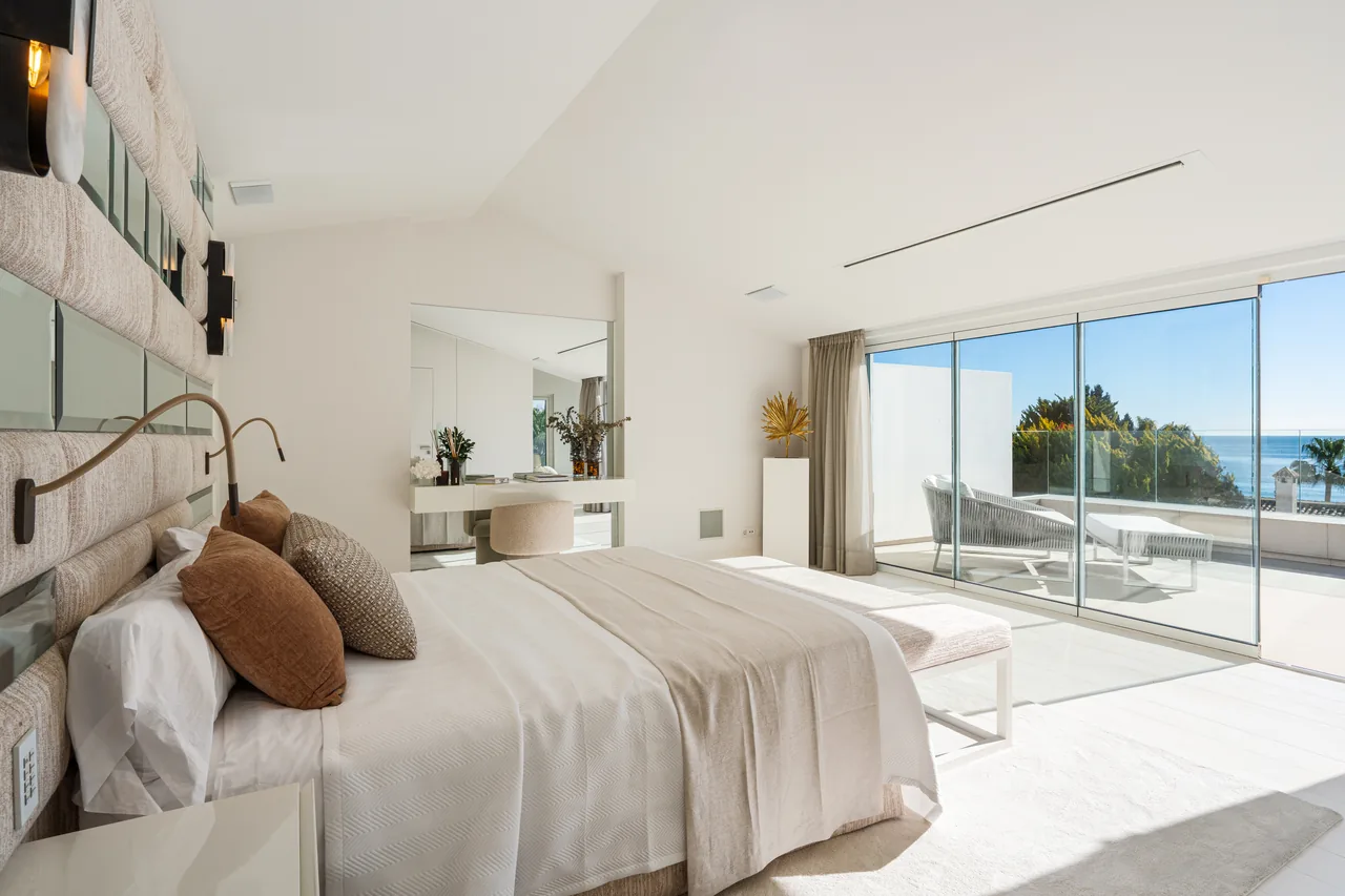 4-bedroom semi-detached villa in Puente Romano with private pool and private garden — image 7