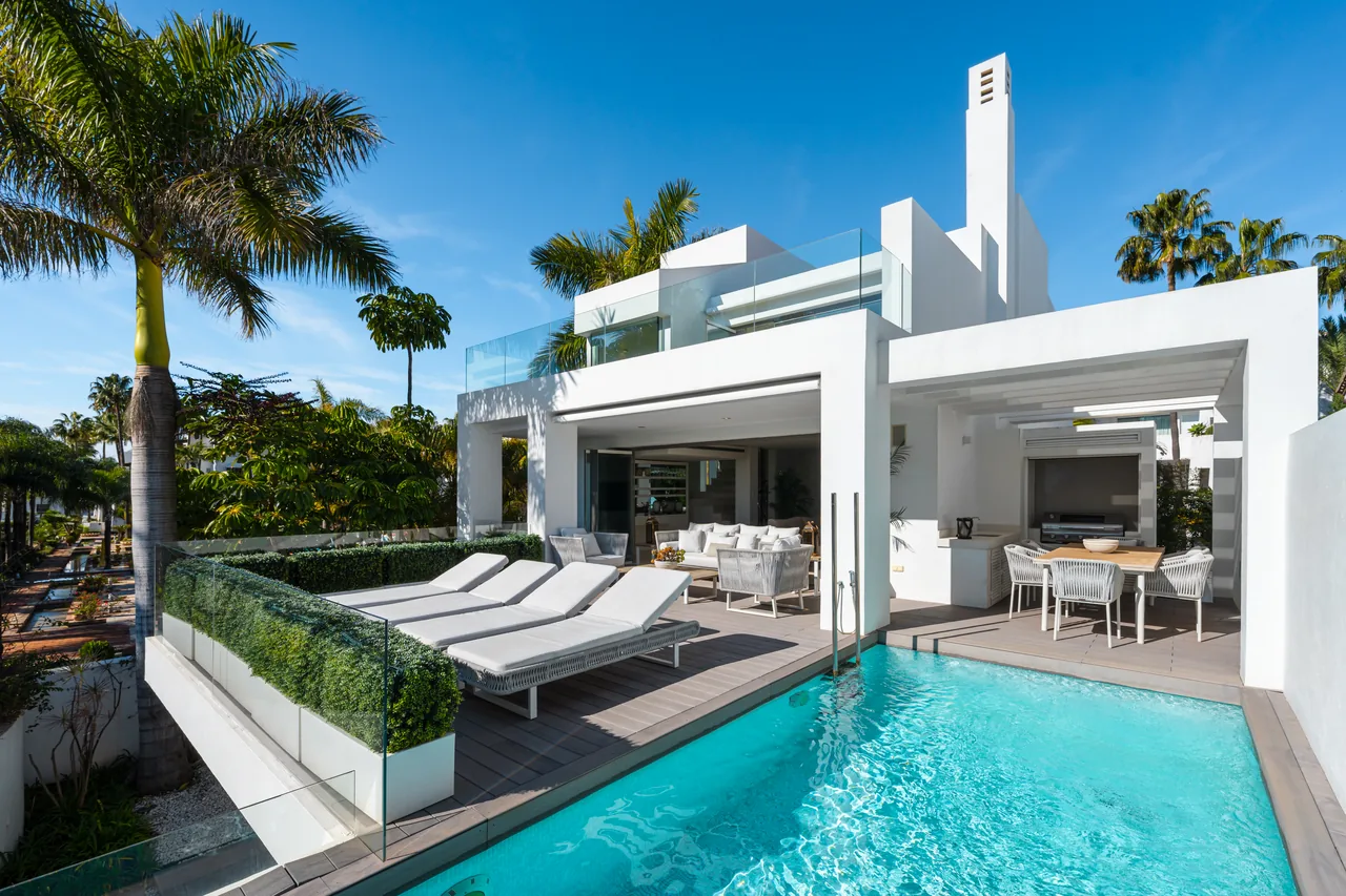 4-bedroom semi-detached villa in Puente Romano with private pool and private garden — image 11
