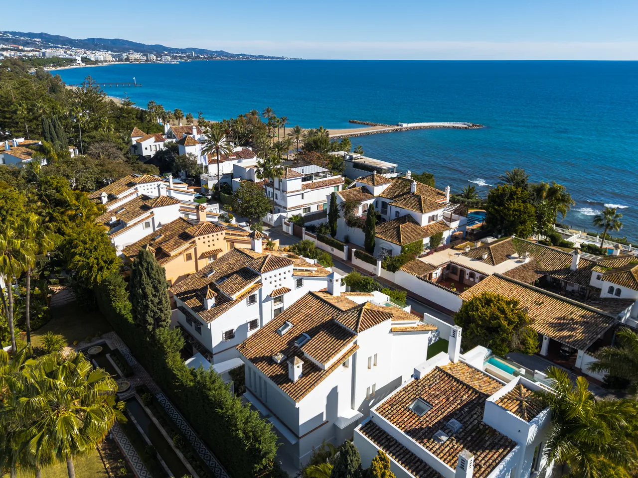 4-bedroom semi-detached villa in Puente Romano with private pool and private garden