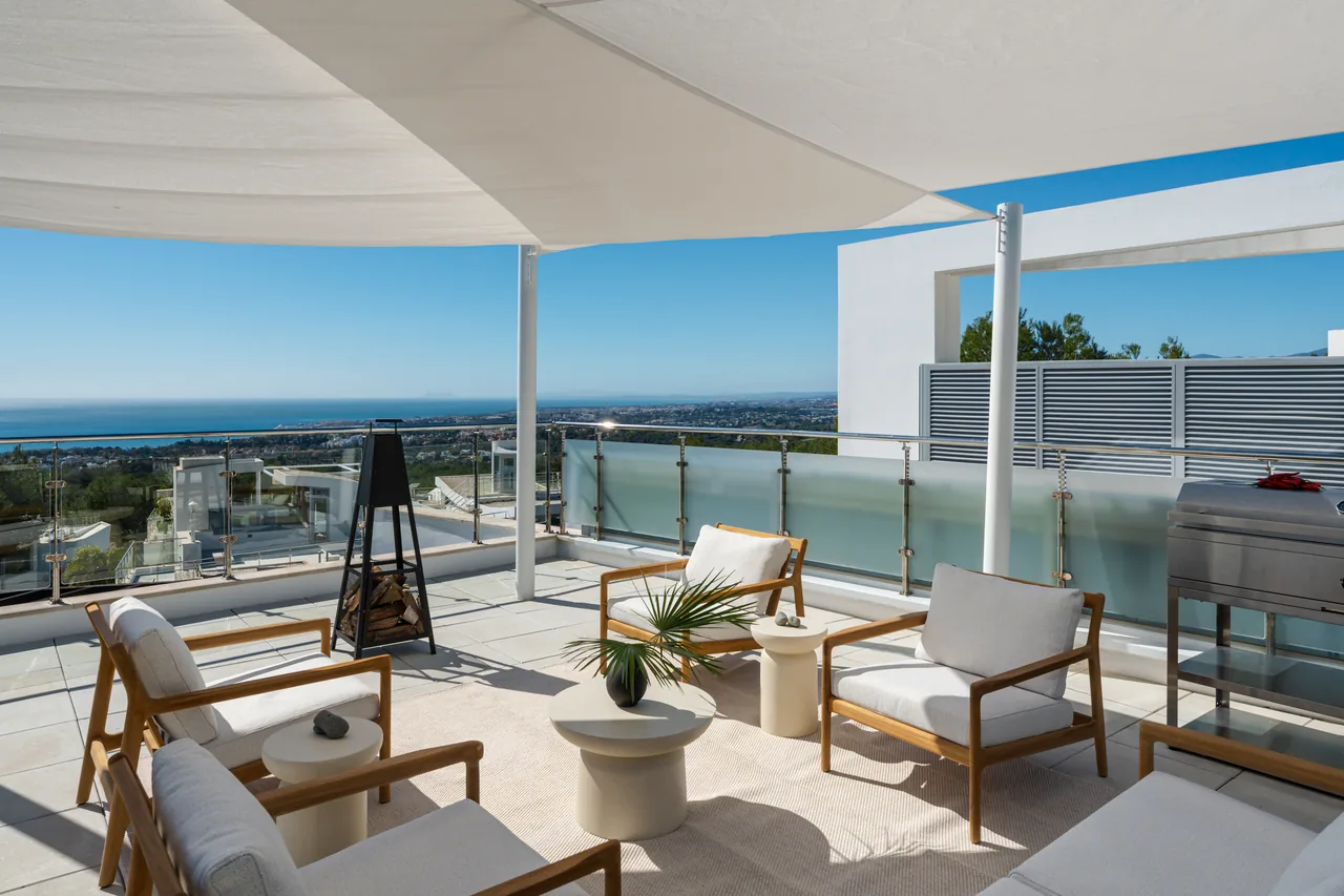 4-bedroom property in Sierra Blanca with private pool — image 7