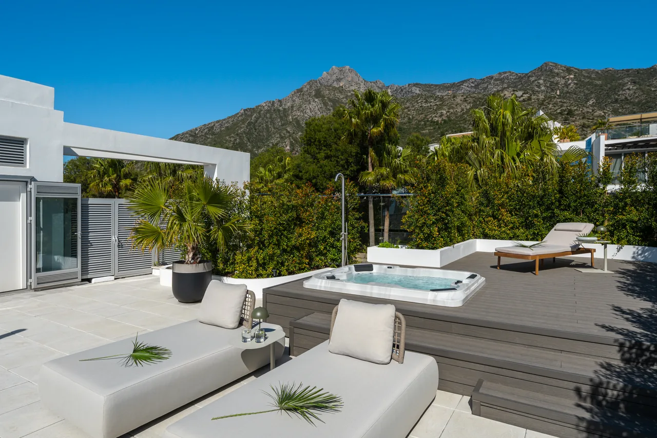 4-bedroom property in Sierra Blanca with private pool — image 8