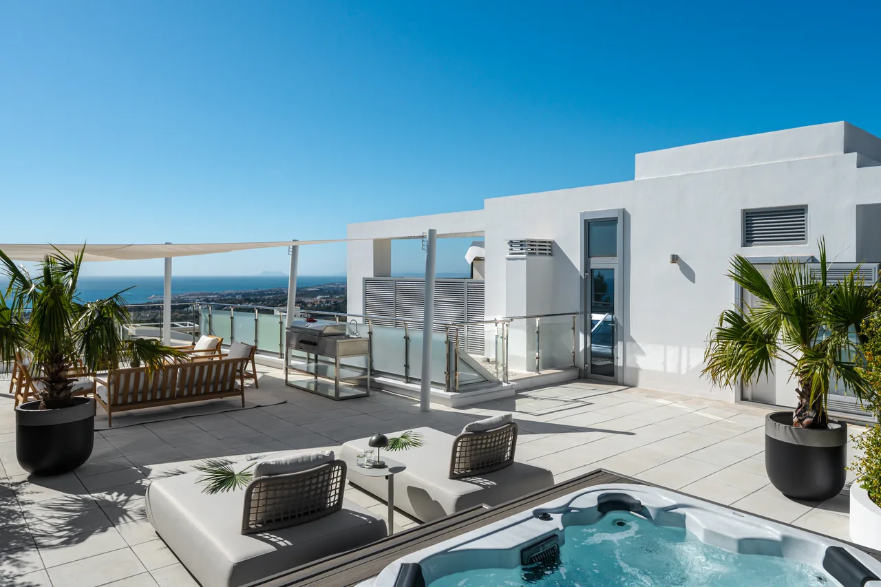 4-bedroom property in Sierra Blanca with private pool — image 9