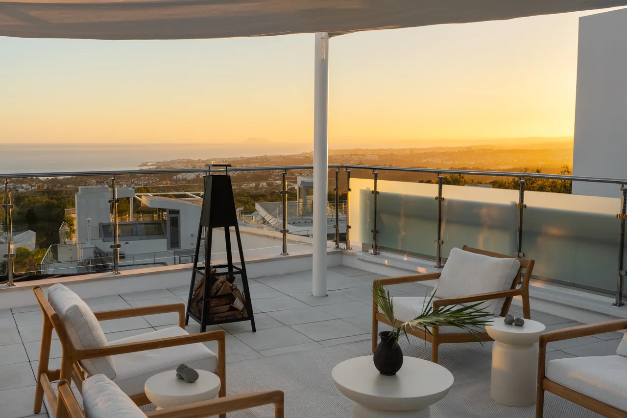 4-bedroom property in Sierra Blanca with private pool — image 10