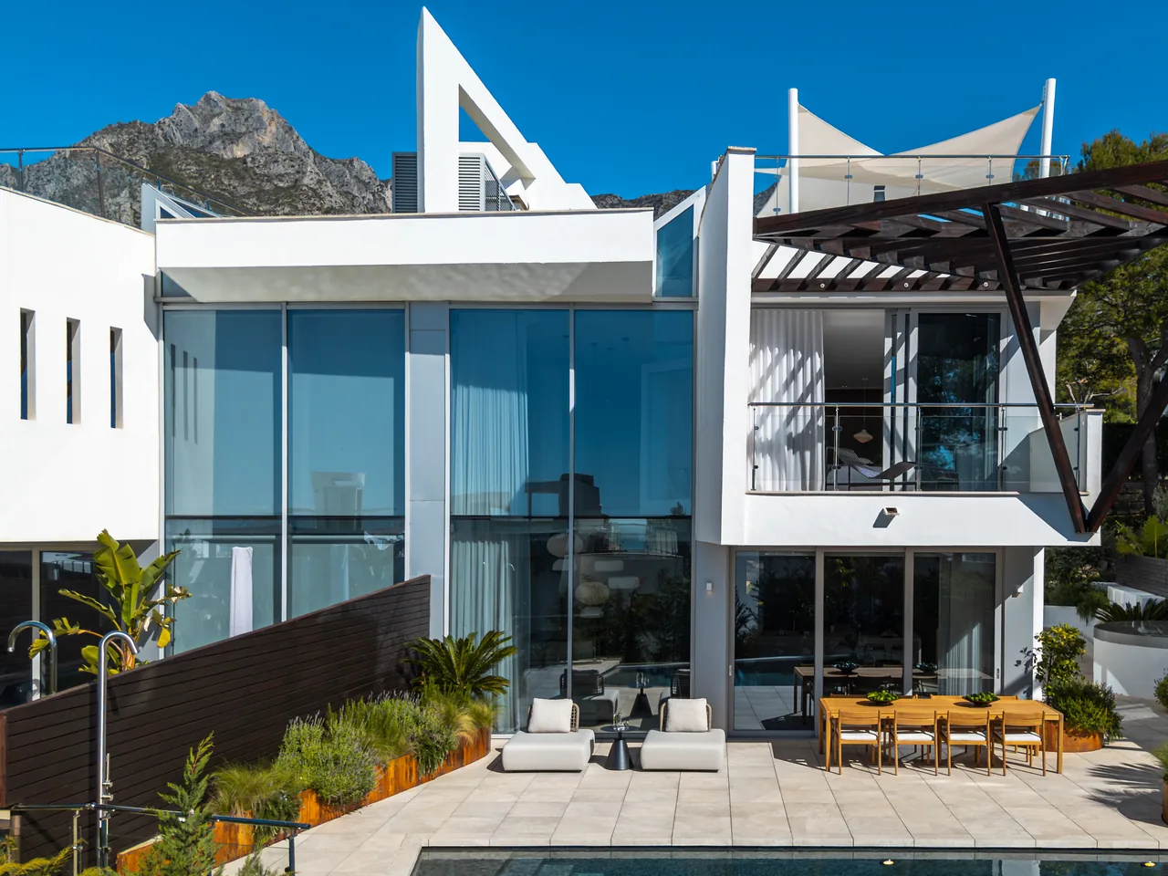 4-bedroom property in Sierra Blanca with private pool — image 11