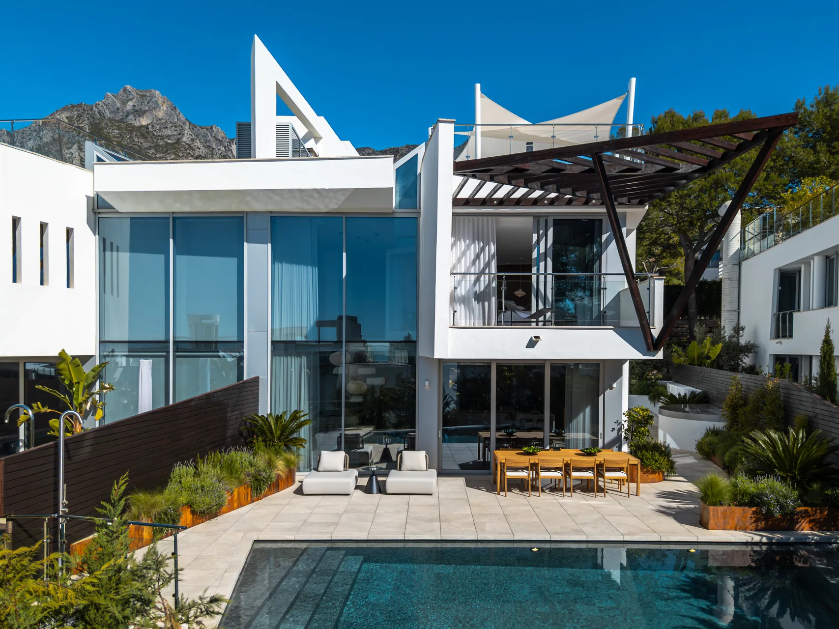 4-bedroom property in Sierra Blanca with private pool — image 25