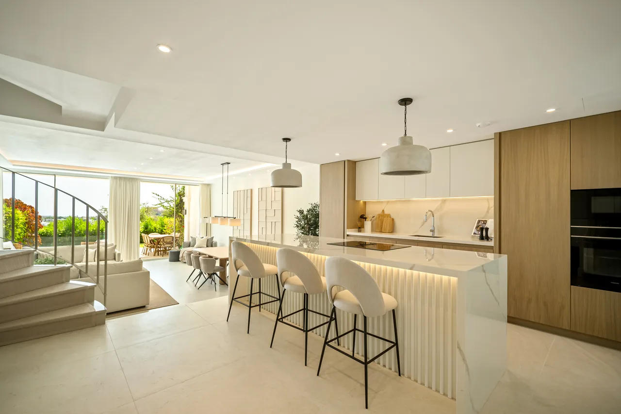 4-bedroom townhouse in La Quinta with private garden — image 2