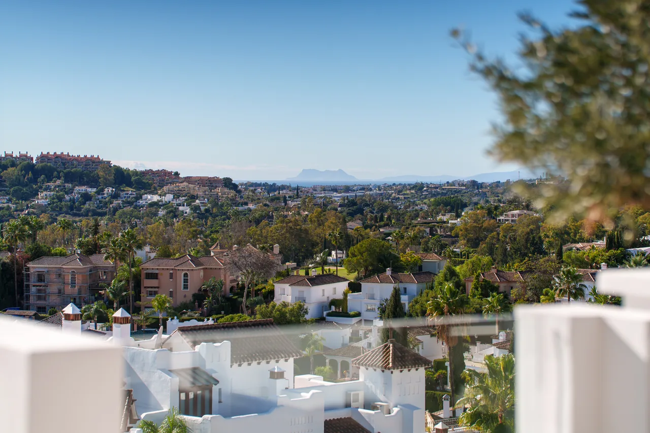 3-bedroom duplex apartment in Aloha with gated community — image 3