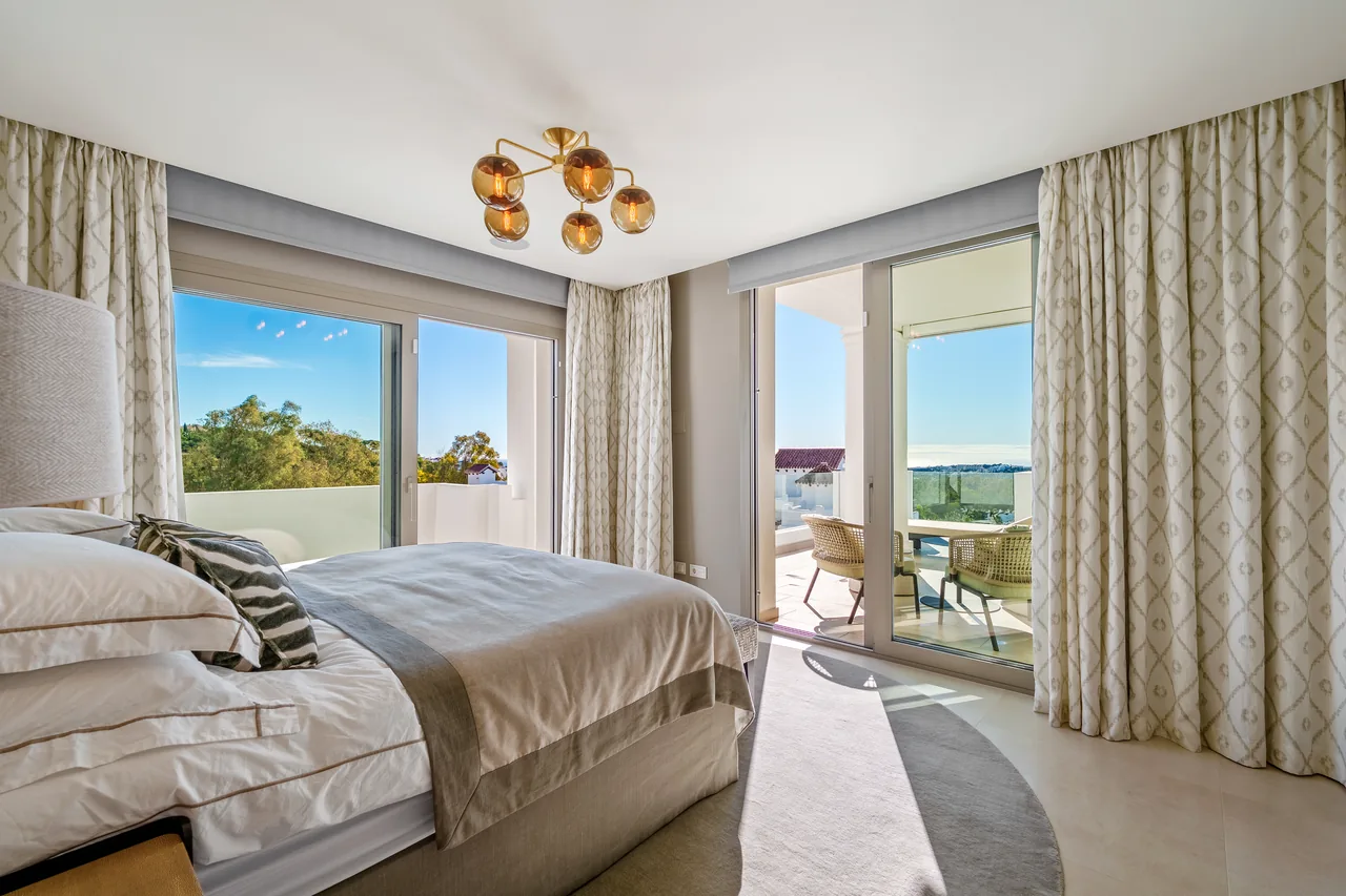 3-bedroom duplex apartment in Aloha with gated community — image 5