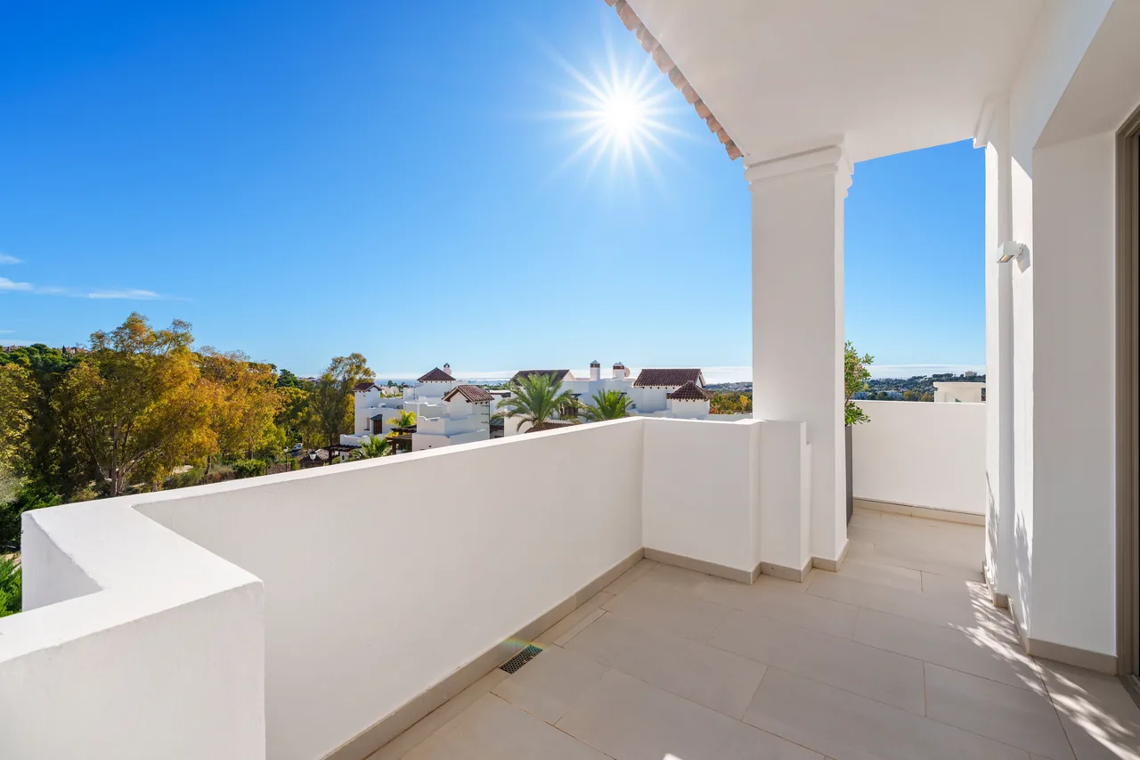 3-bedroom duplex apartment in Aloha with gated community — image 6