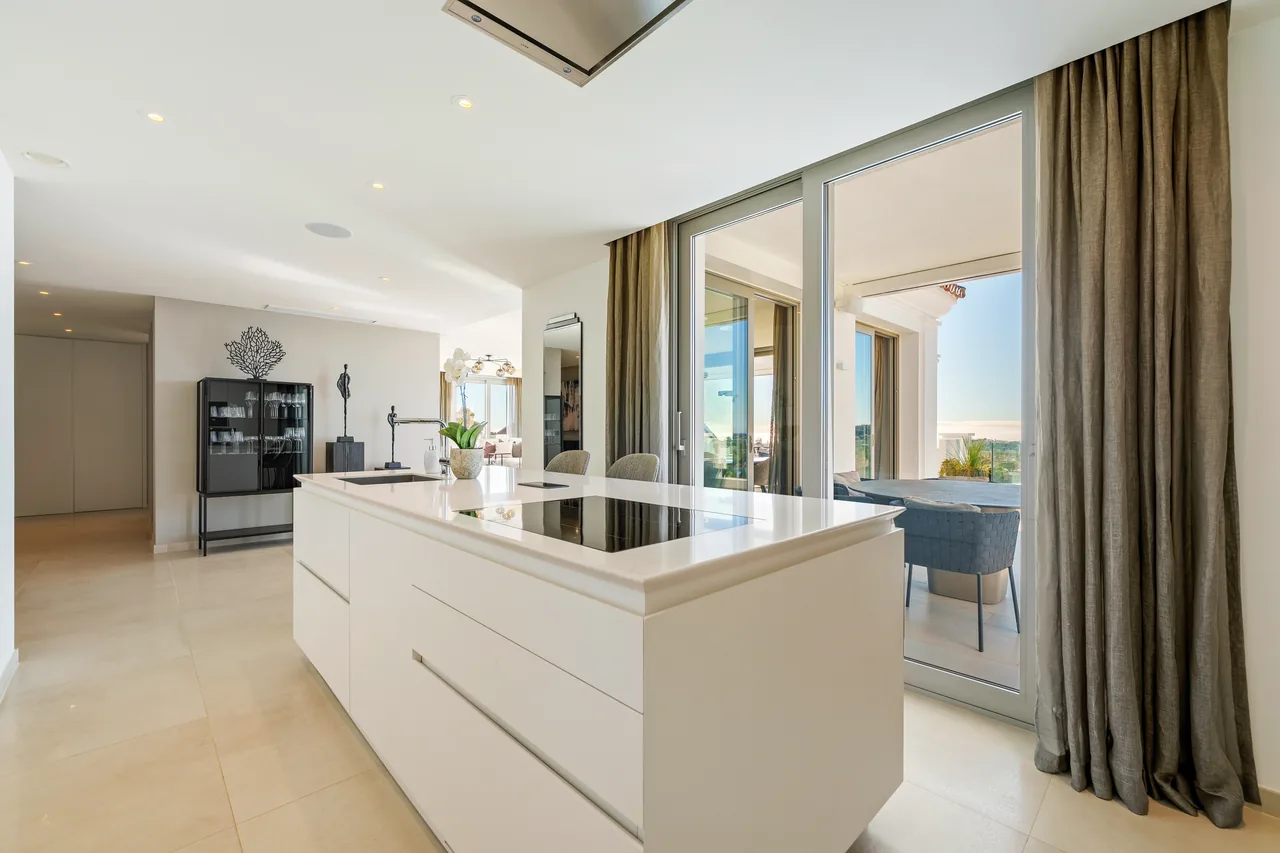 3-bedroom duplex apartment in Aloha with gated community — image 11