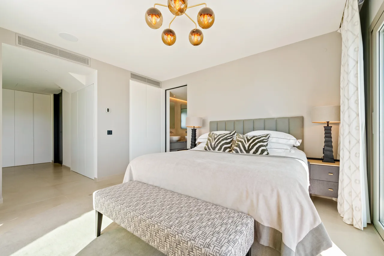 3-bedroom duplex apartment in Aloha with gated community — image 13