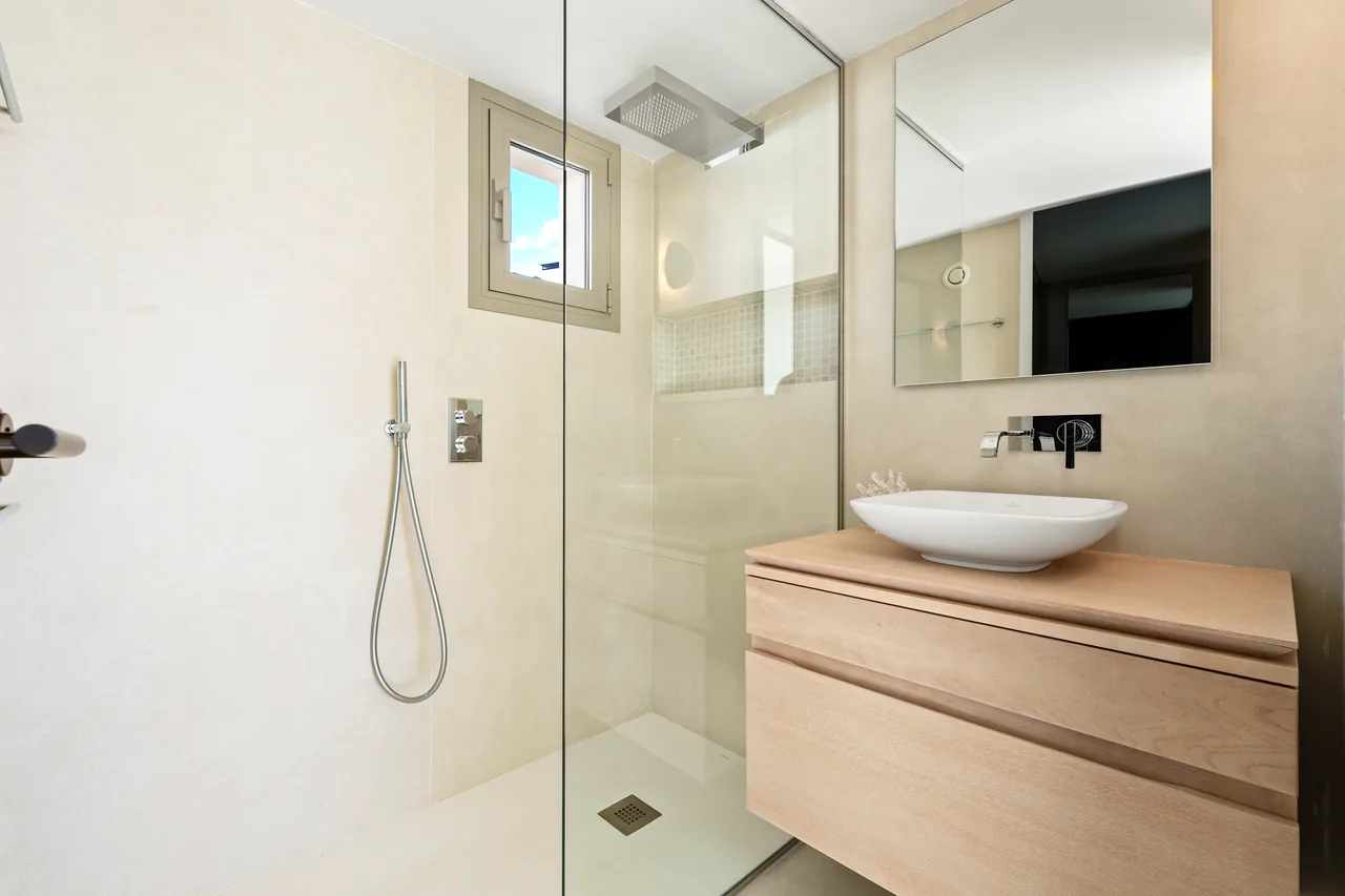 3-bedroom duplex apartment in Aloha with gated community — image 15