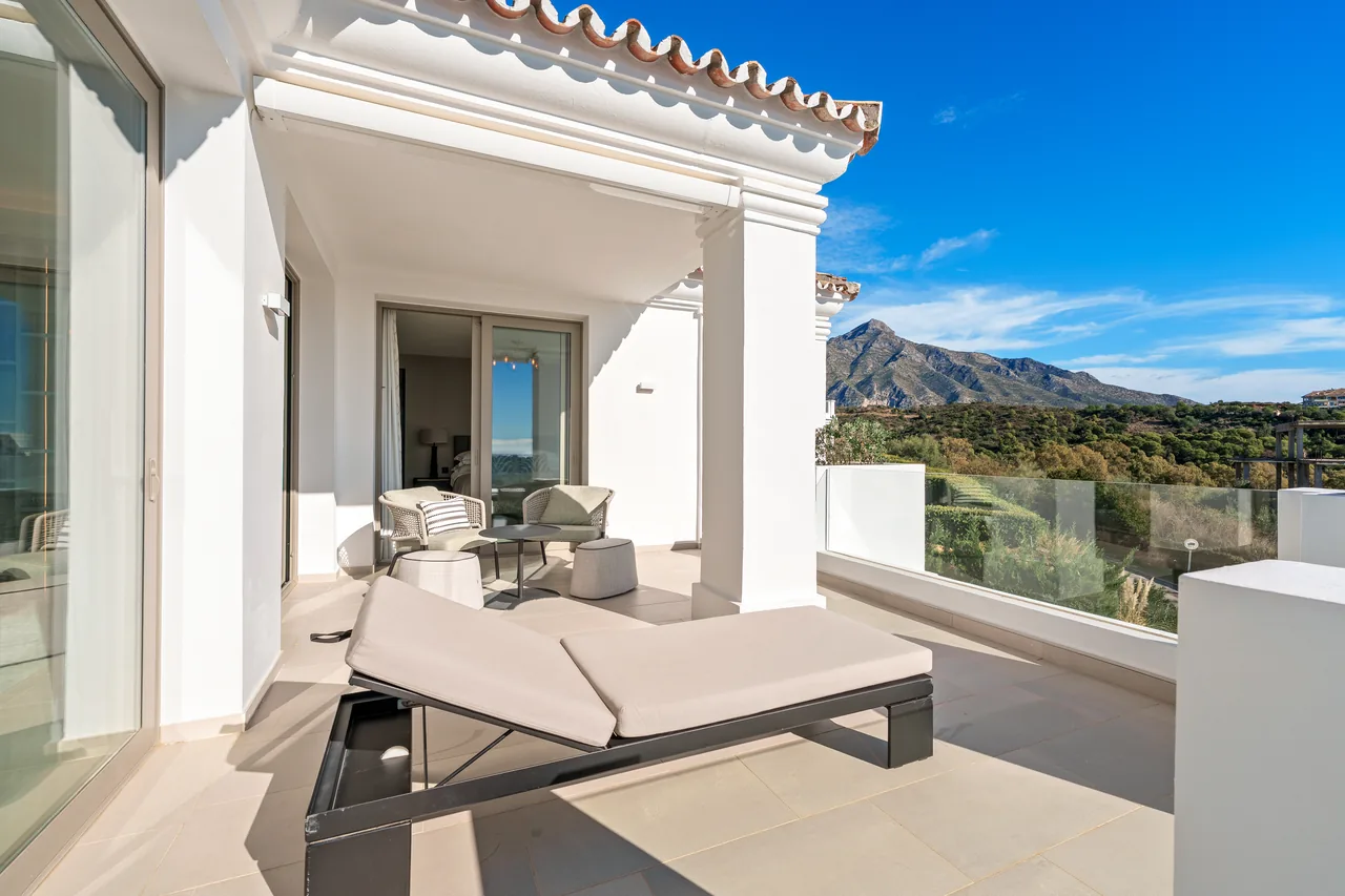 3-bedroom duplex apartment in Aloha with gated community — image 16