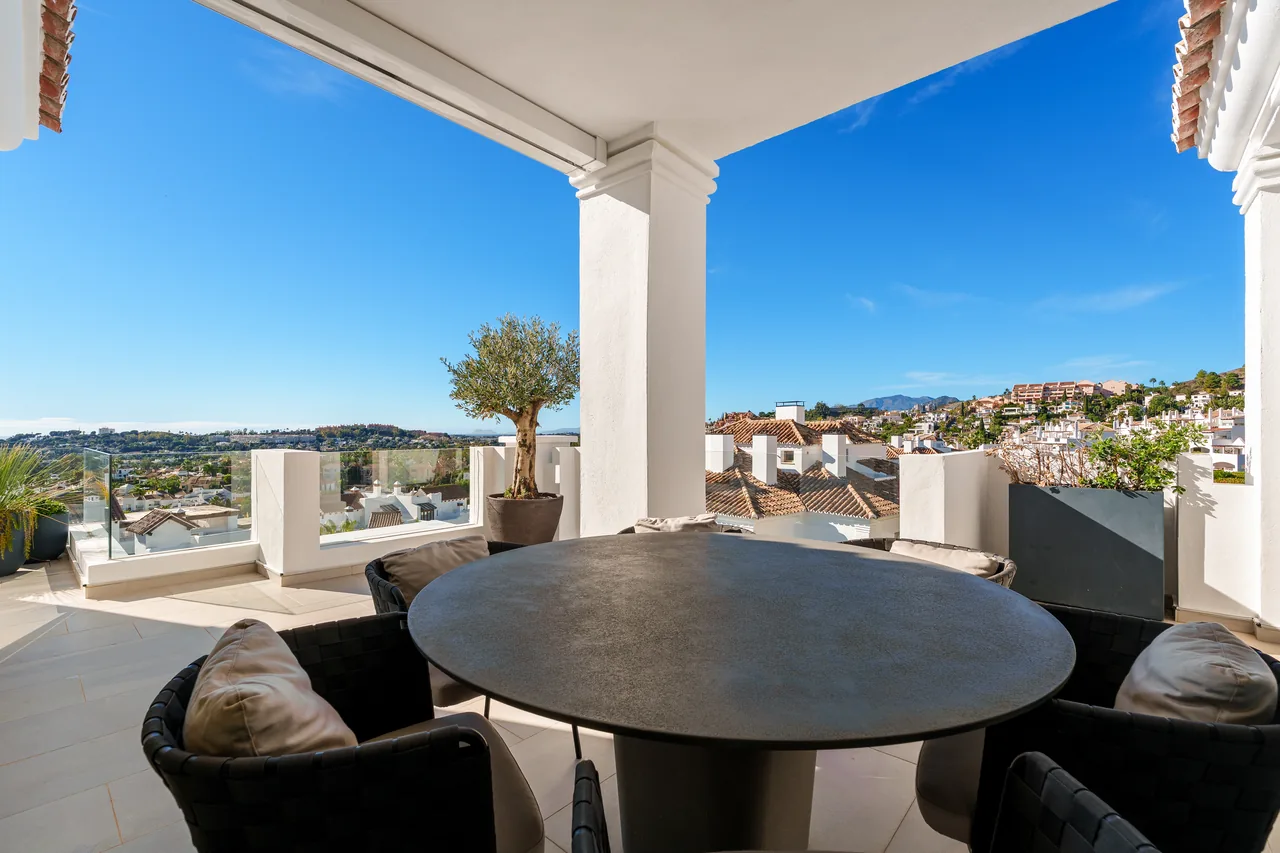 3-bedroom duplex apartment in Aloha with gated community — image 17