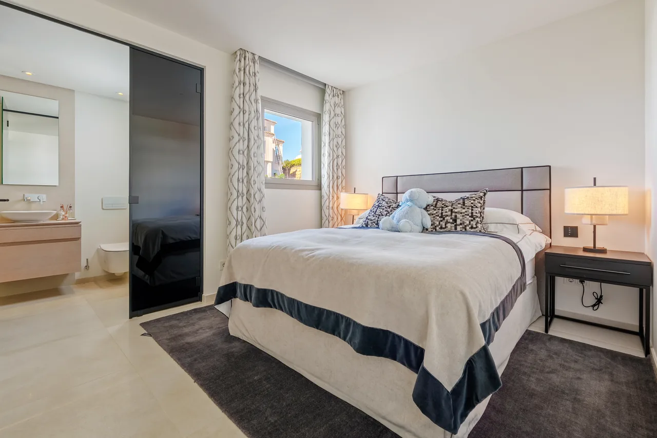 3-bedroom duplex apartment in Aloha with gated community — image 25
