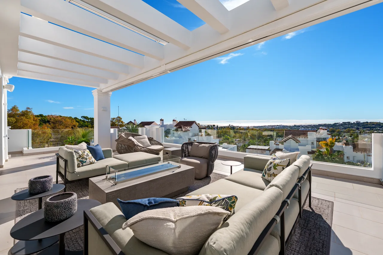3-bedroom duplex apartment in Aloha with gated community — image 27