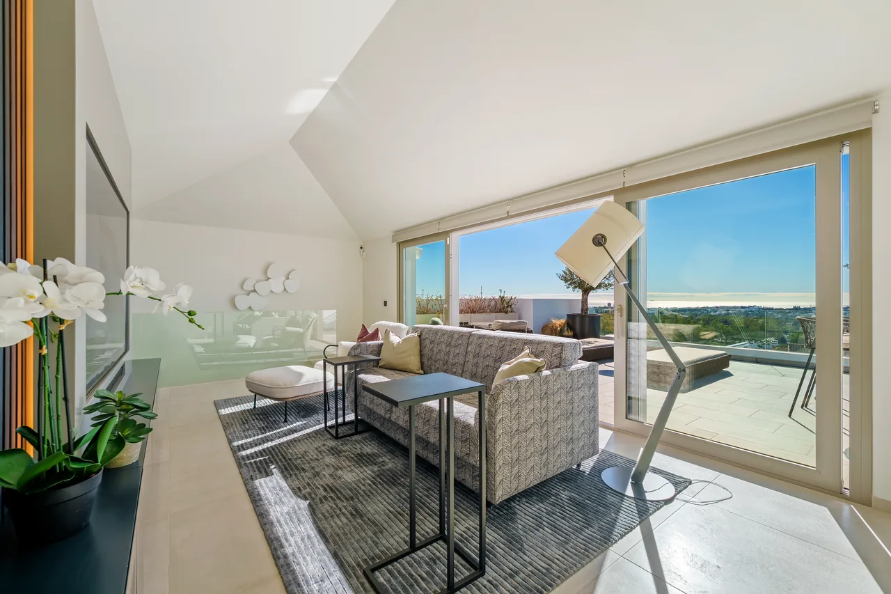 3-bedroom duplex apartment in Aloha with gated community — image 30