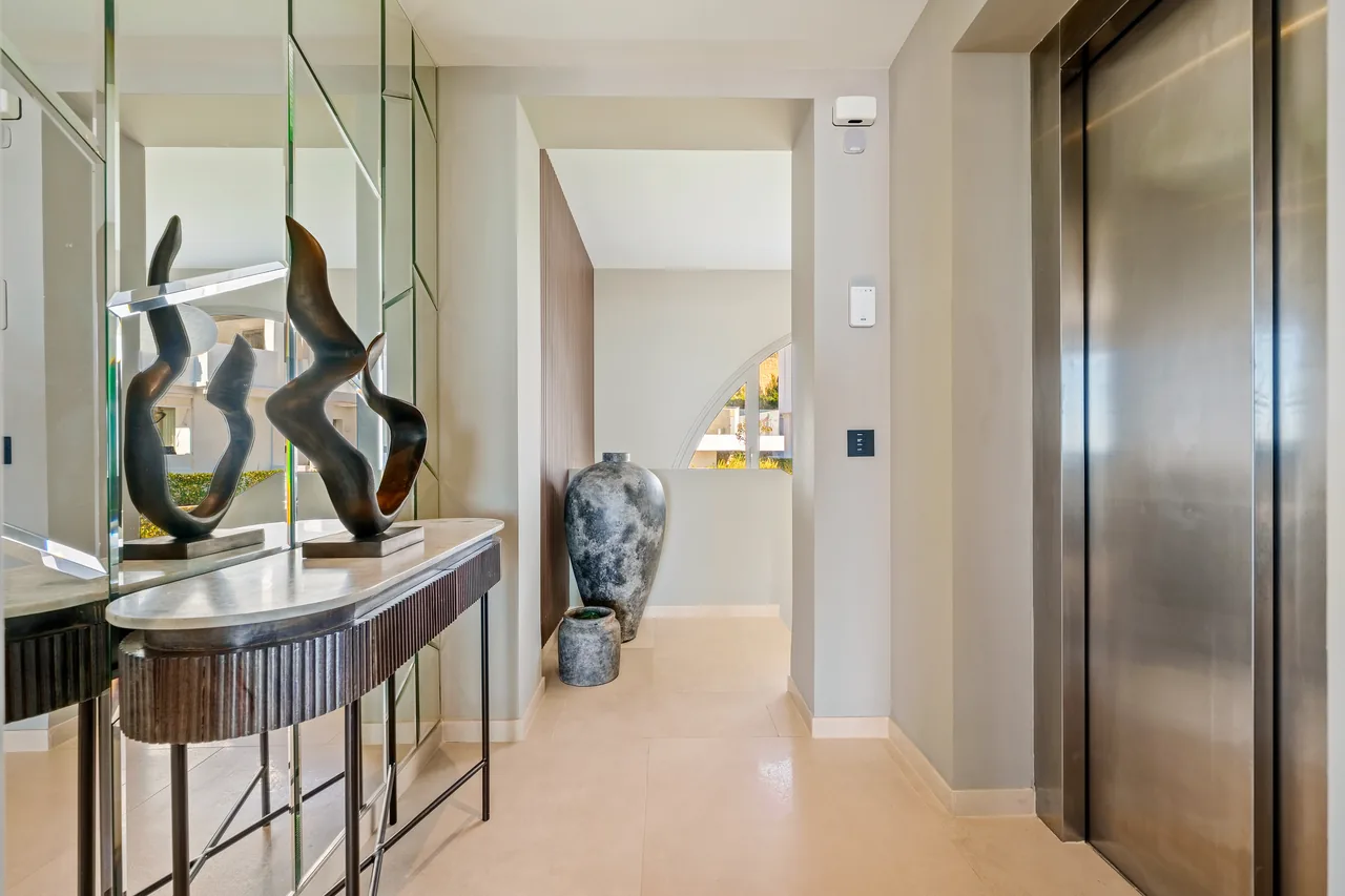 3-bedroom duplex apartment in Aloha with gated community — image 36
