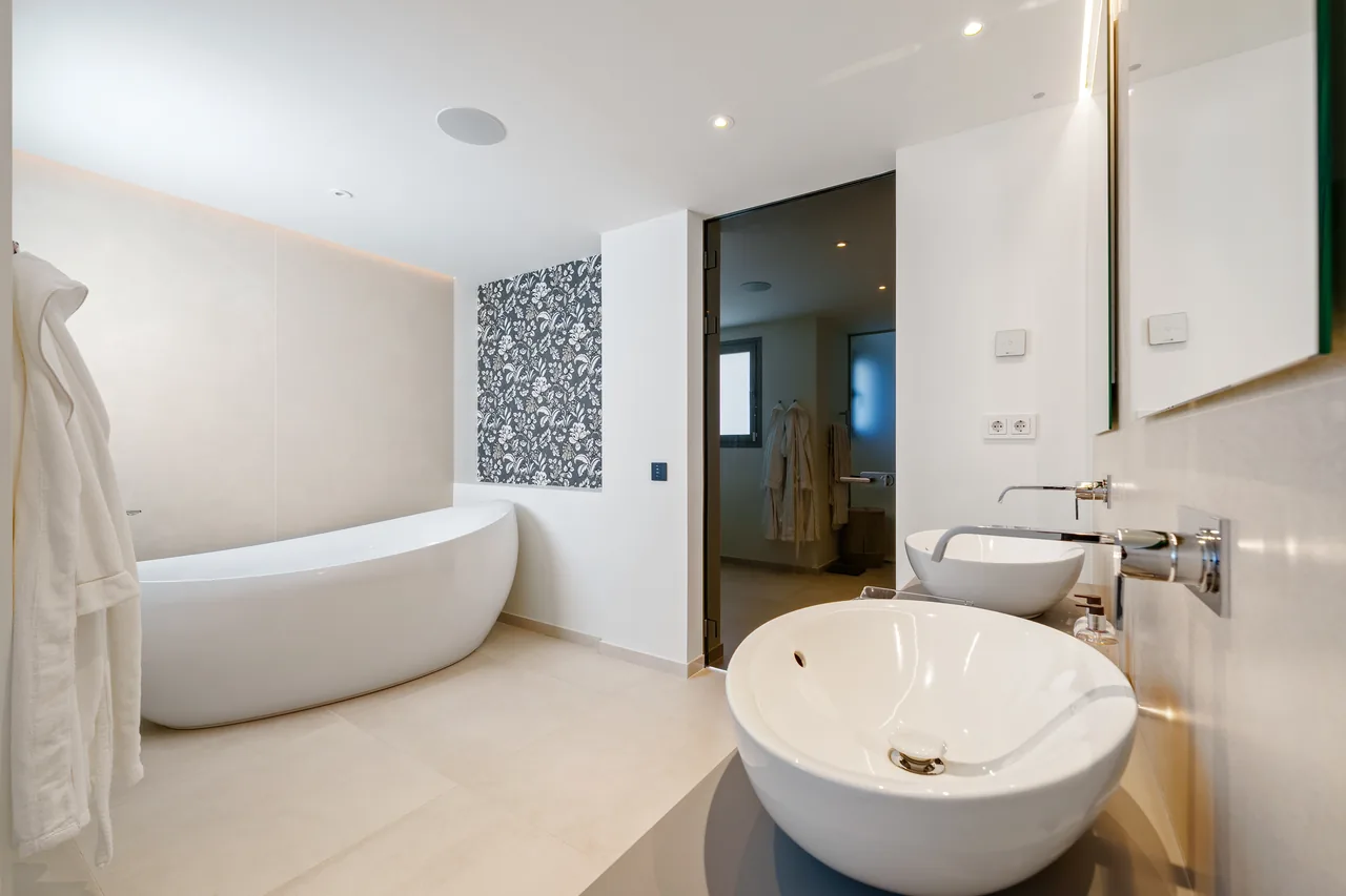 3-bedroom duplex apartment in Aloha with gated community — image 40