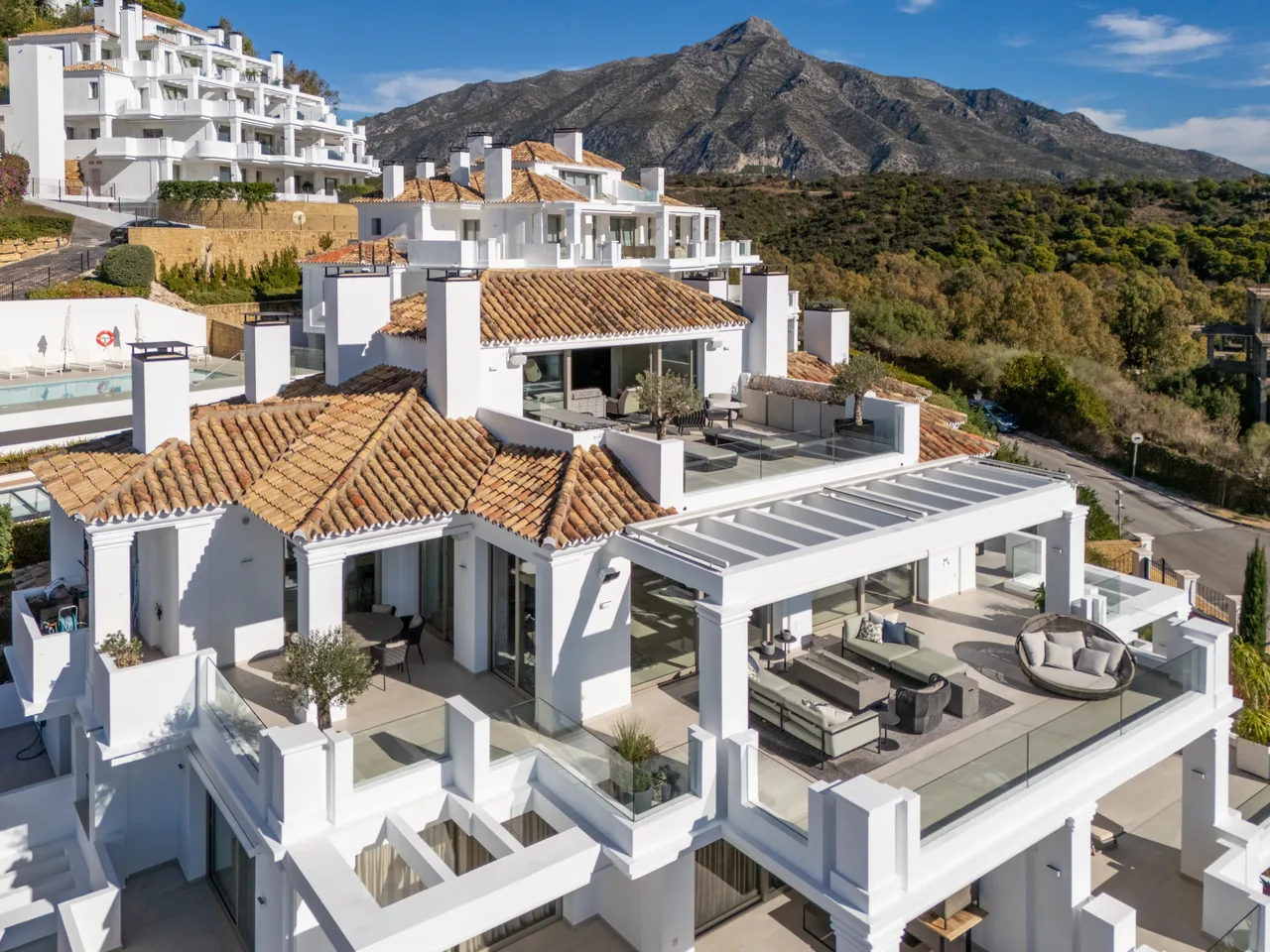 3-bedroom duplex apartment in Aloha with gated community