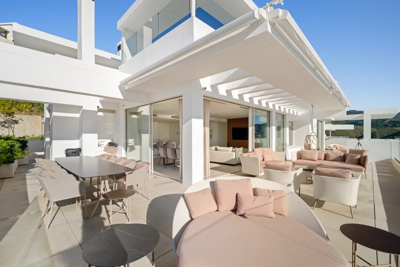 3-bedroom penthouse in Palo Alto with private pool and gated community
