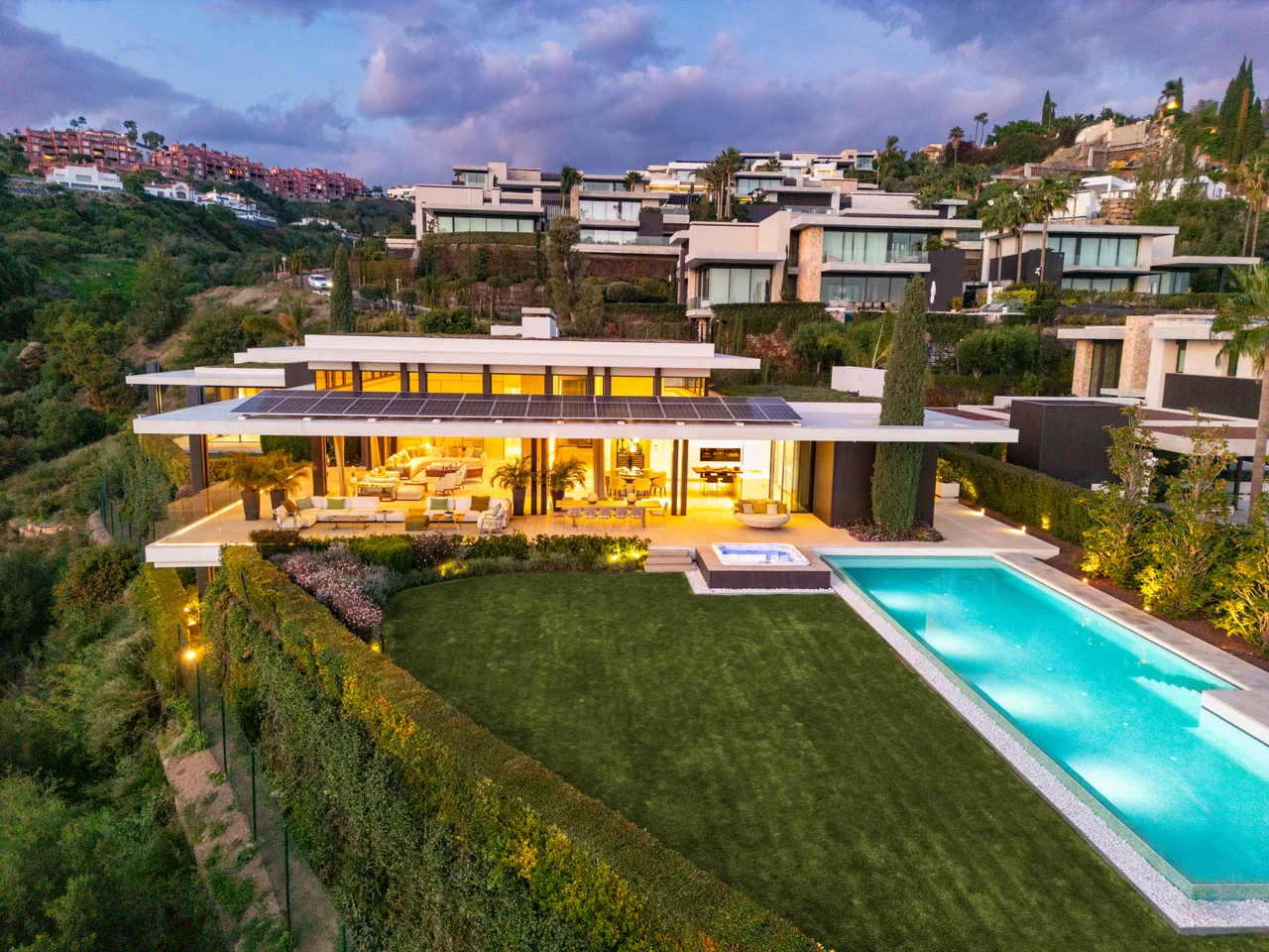 6-bedroom villa in La Quinta with private pool and private garden — image 3