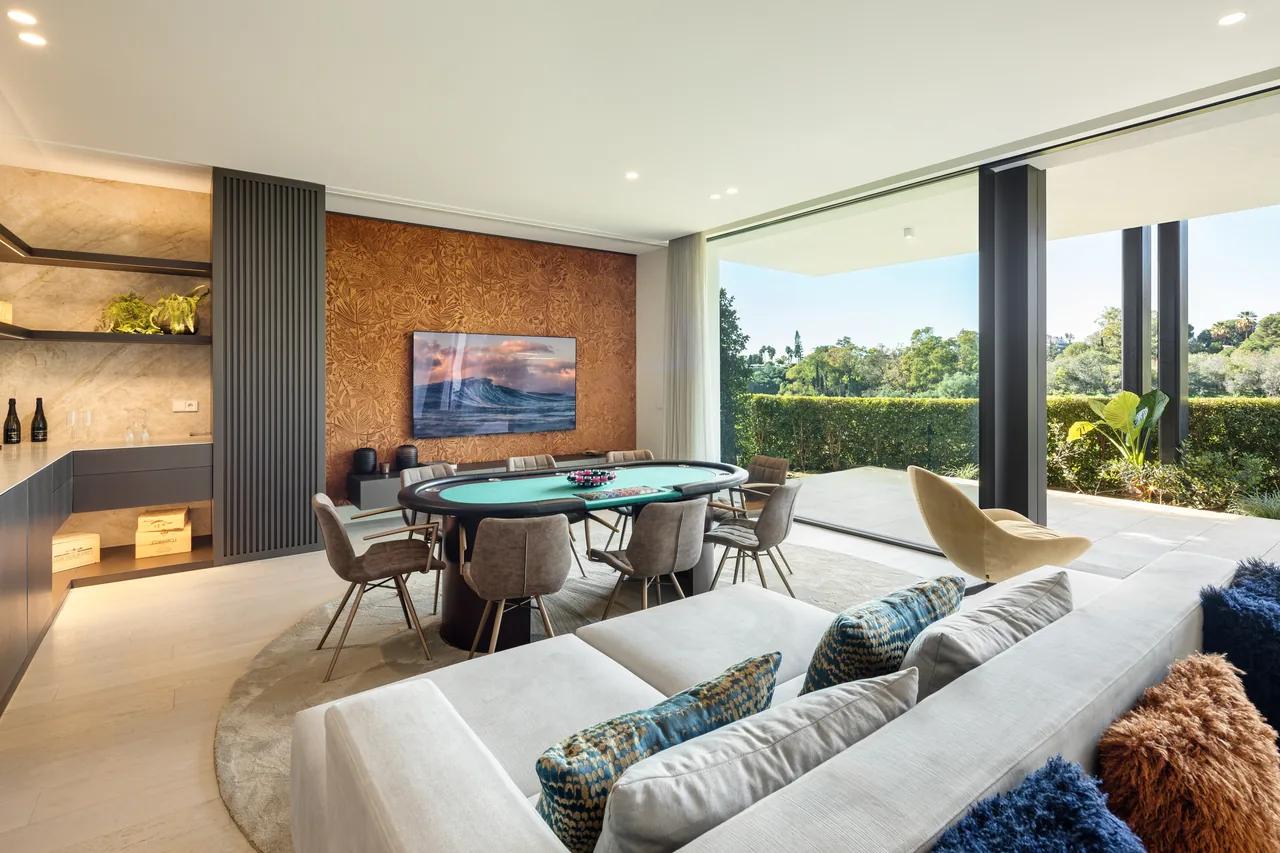 6-bedroom villa in La Quinta with private pool and private garden — image 7