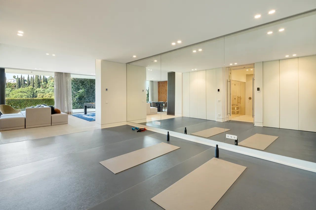 6-bedroom villa in La Quinta with private pool and private garden — image 8