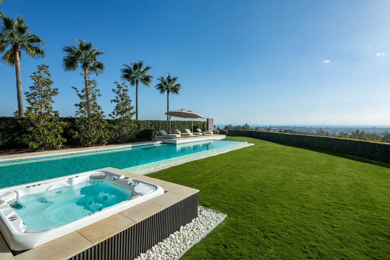 6-bedroom villa in La Quinta with private pool and private garden — image 27