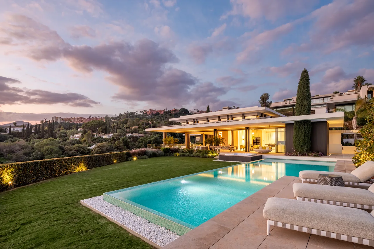 6-bedroom villa in La Quinta with private pool and private garden — image 35
