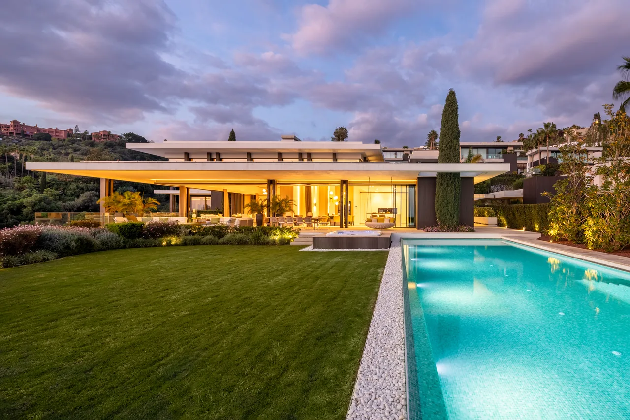 6-bedroom villa in La Quinta with private pool and private garden — image 36