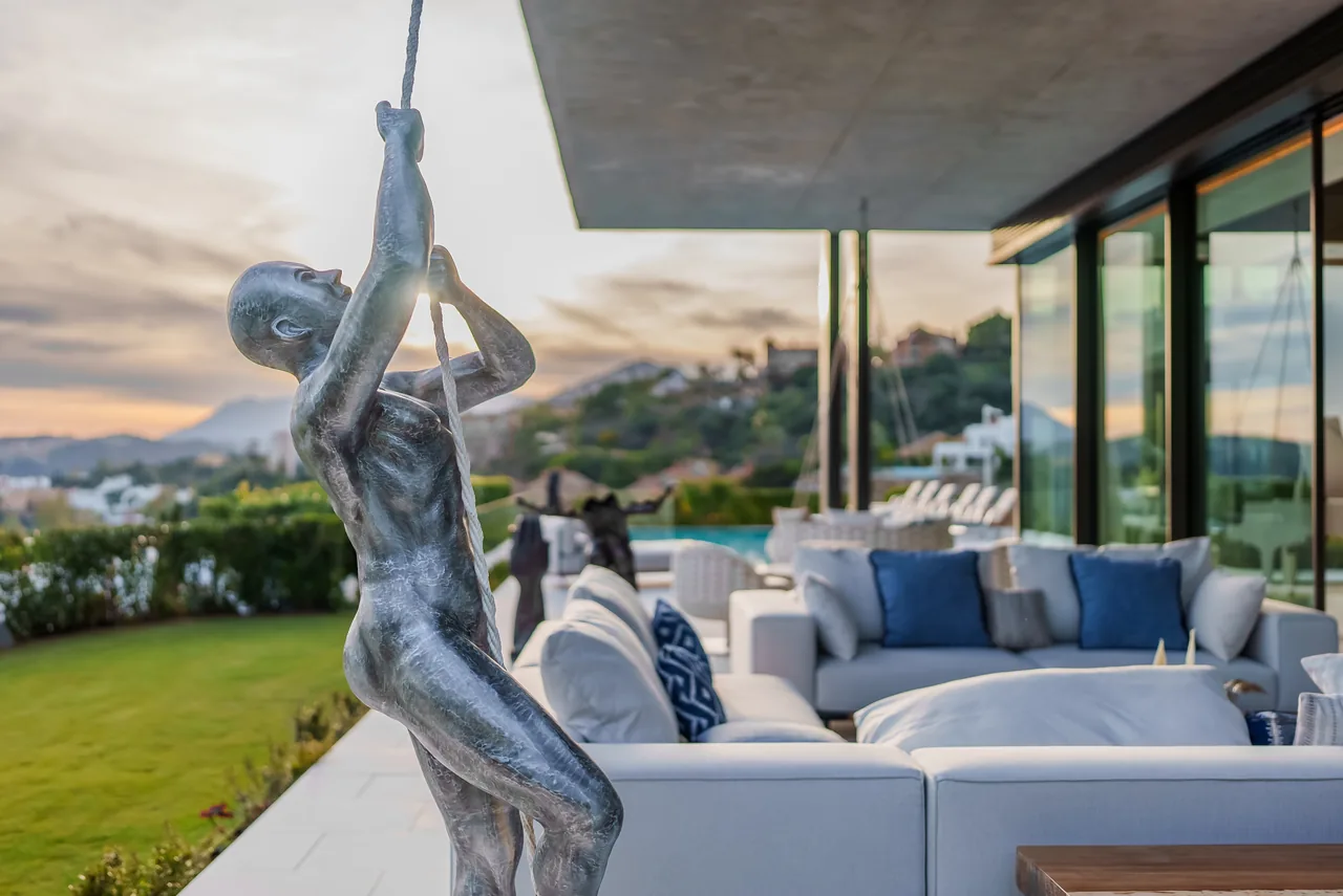 8-bedroom villa in La Quinta with private pool and private garden — image 11
