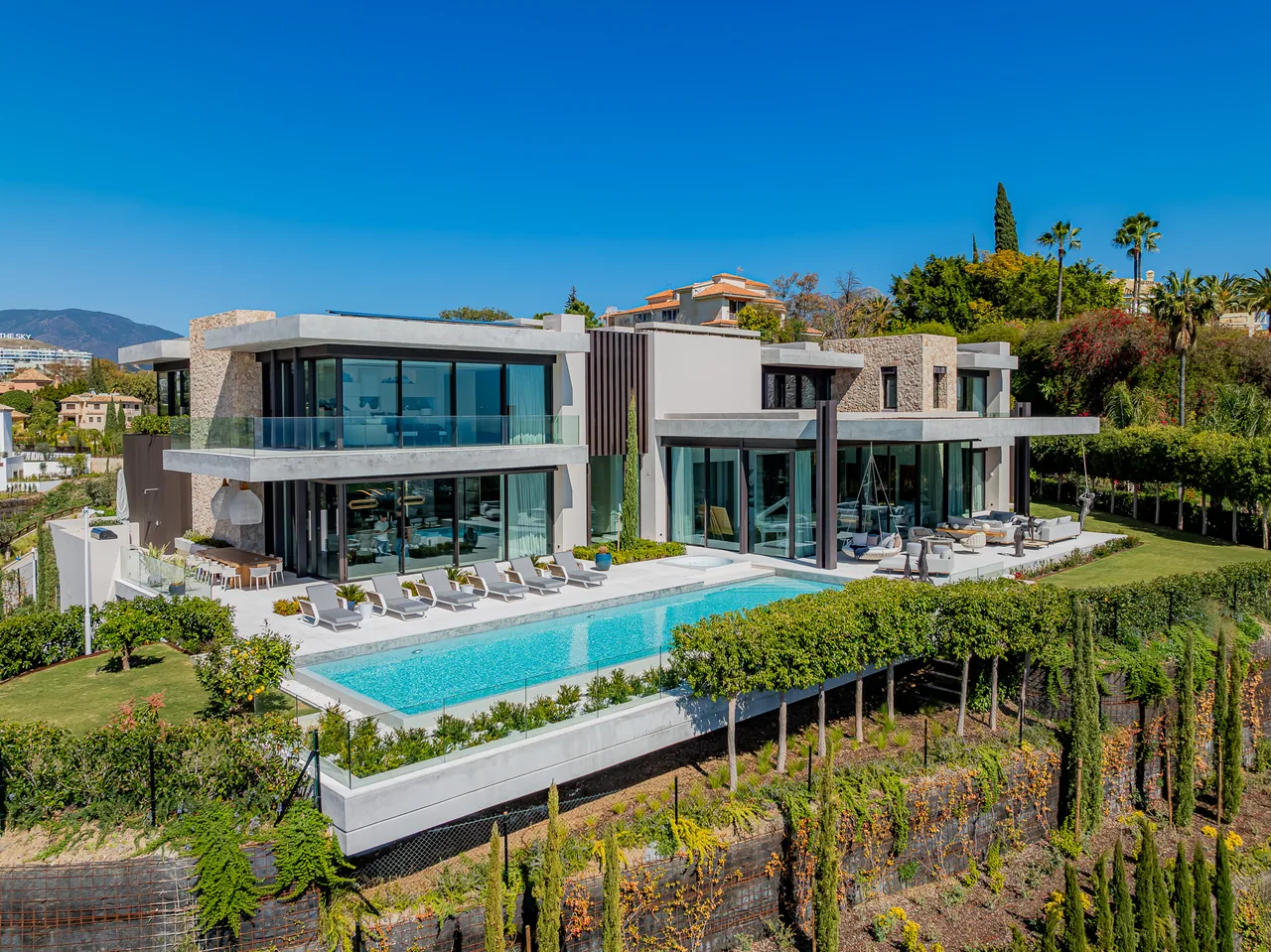8-bedroom villa in La Quinta with private pool and private garden — image 12