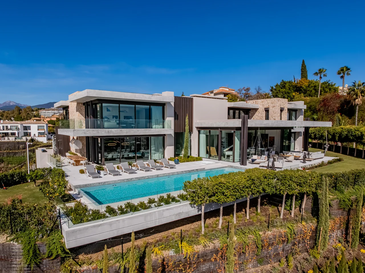 8-bedroom villa in La Quinta with private pool and private garden — image 15