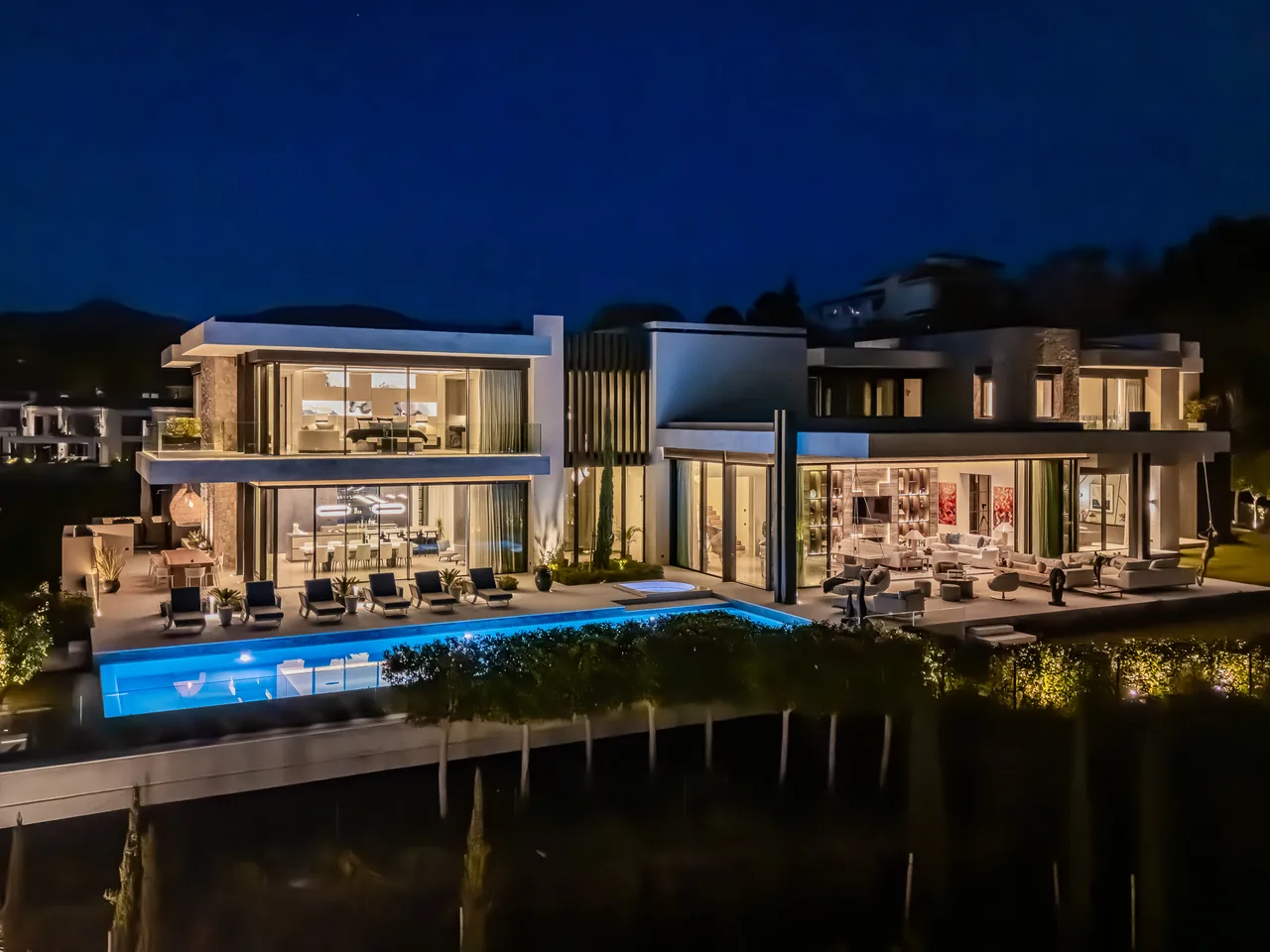 8-bedroom villa in La Quinta with private pool and private garden — image 17
