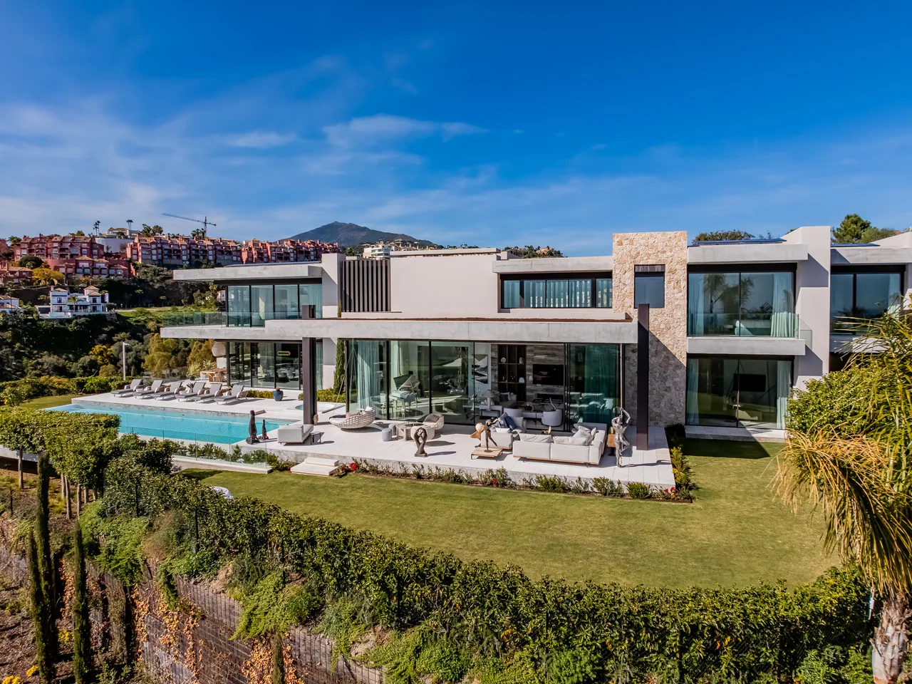 8-bedroom villa in La Quinta with private pool and private garden — image 18