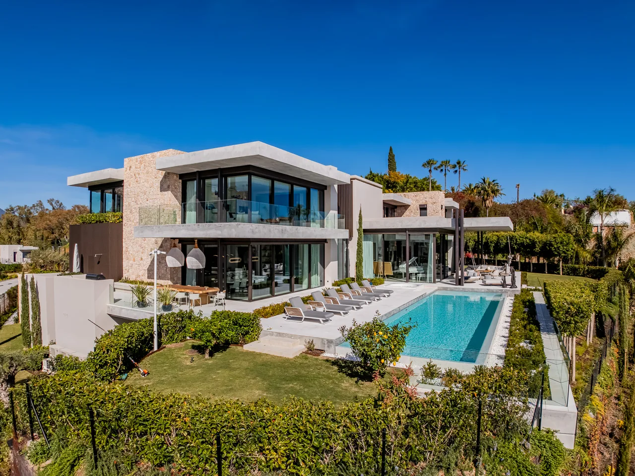 8-bedroom villa in La Quinta with private pool and private garden — image 19