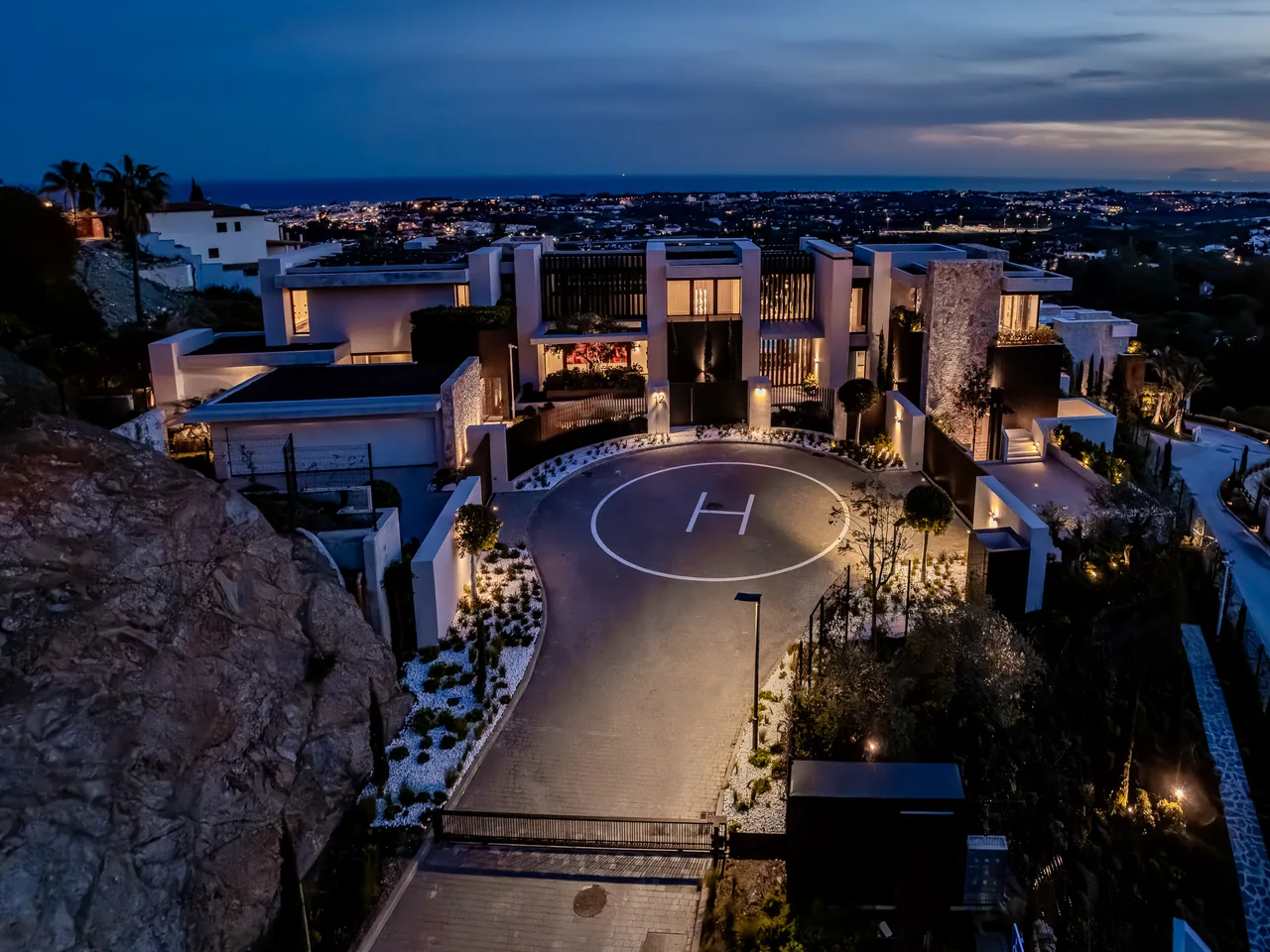 8-bedroom villa in La Quinta with private pool and private garden — image 21