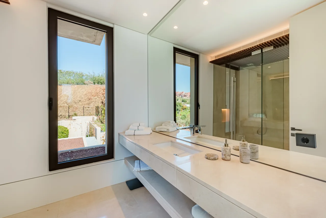 8-bedroom villa in La Quinta with private pool and private garden — image 69