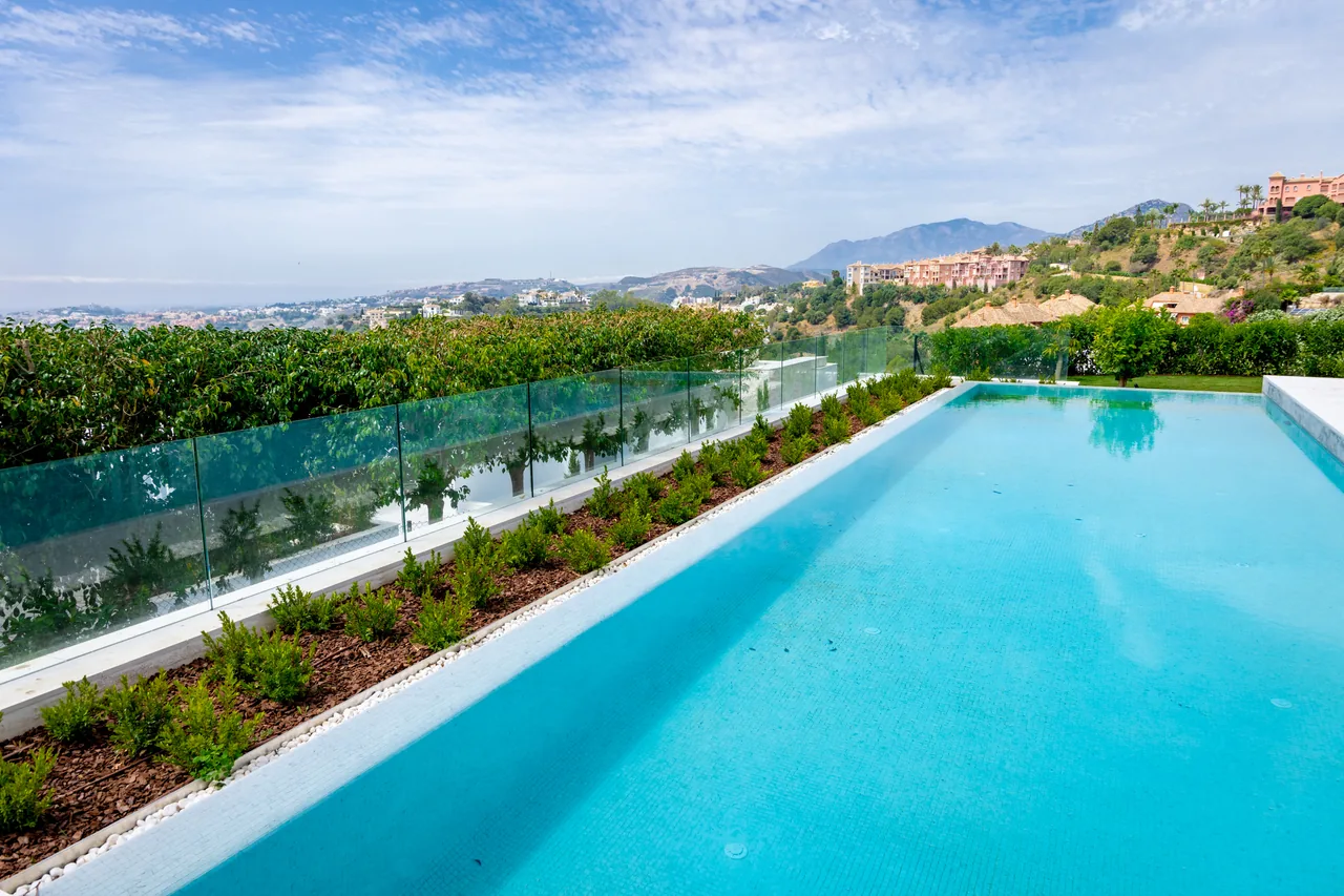 8-bedroom villa in La Quinta with private pool and private garden — image 74