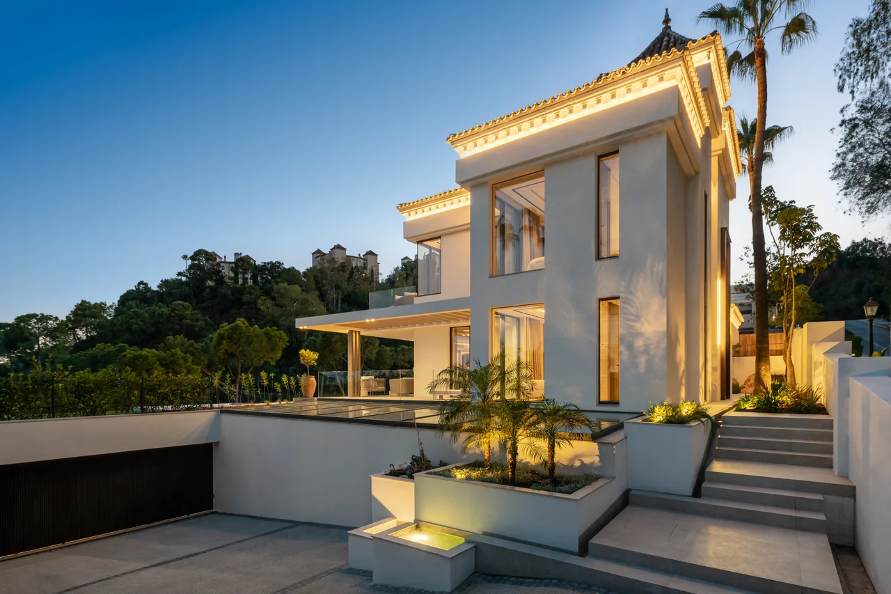 6-bedroom villa in La Quinta with private pool and private garden — image 2