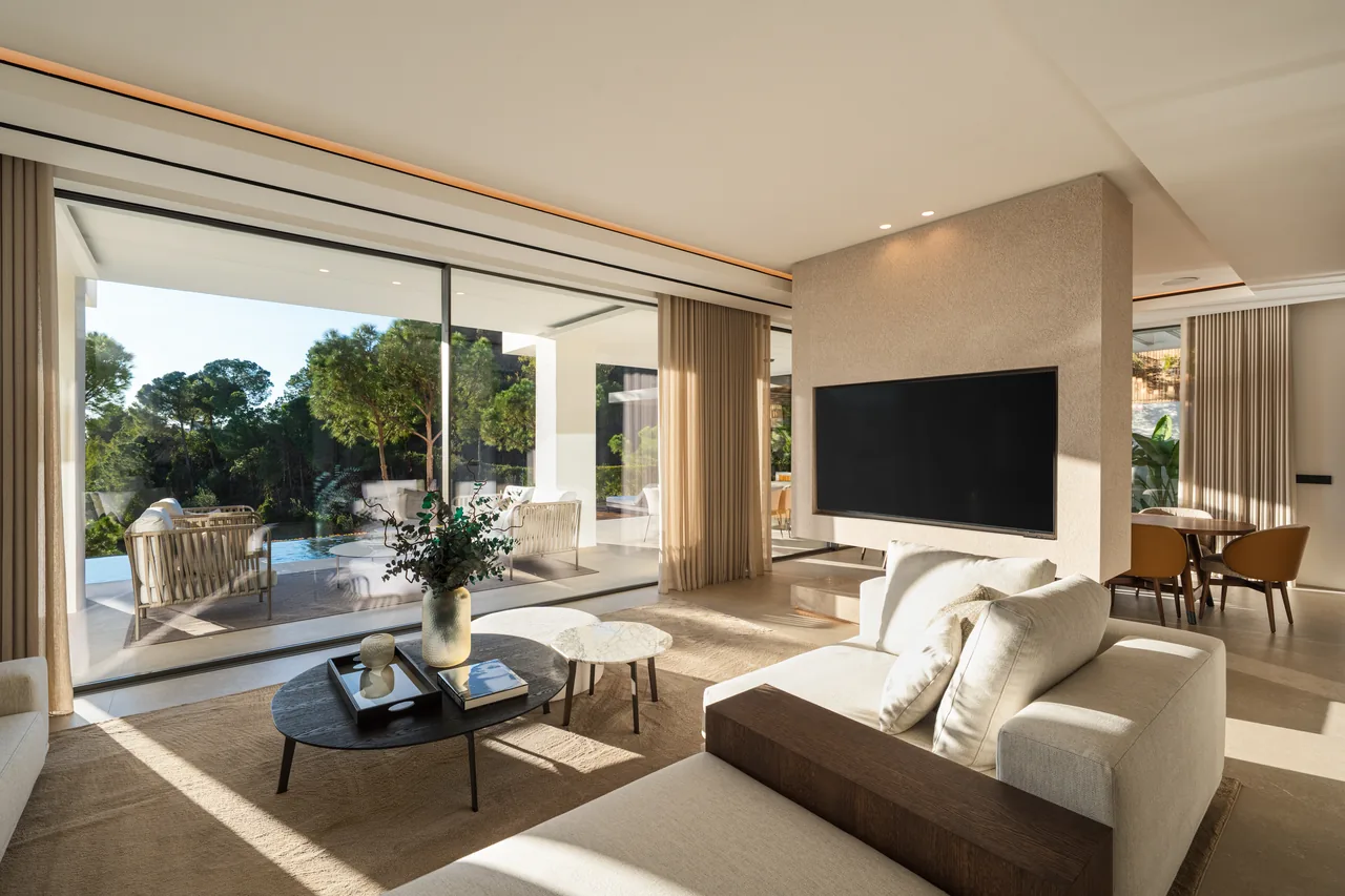 6-bedroom villa in La Quinta with private pool and private garden — image 3