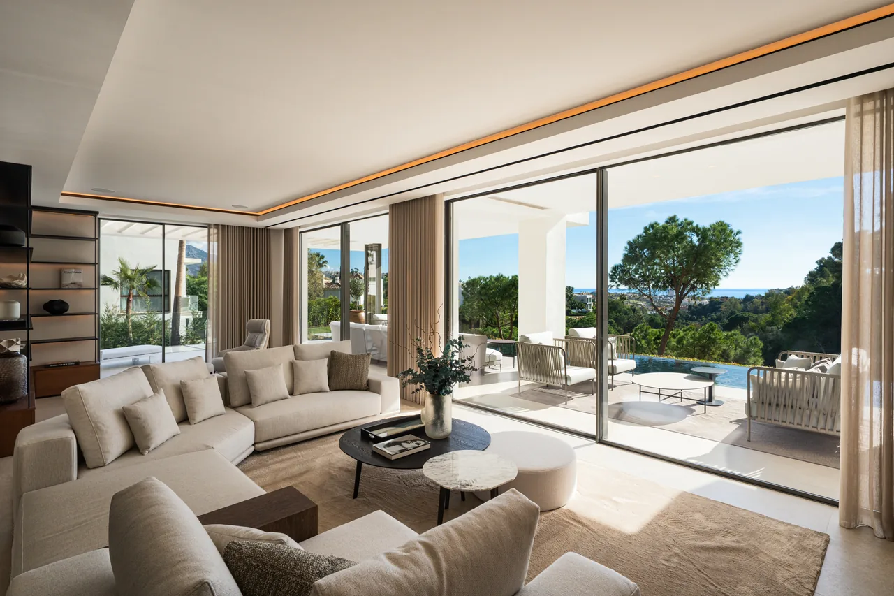 6-bedroom villa in La Quinta with private pool and private garden — image 4